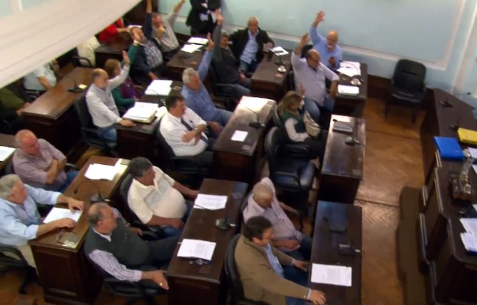 Junta: entre gritos y un voto curioso se levantó la sesión