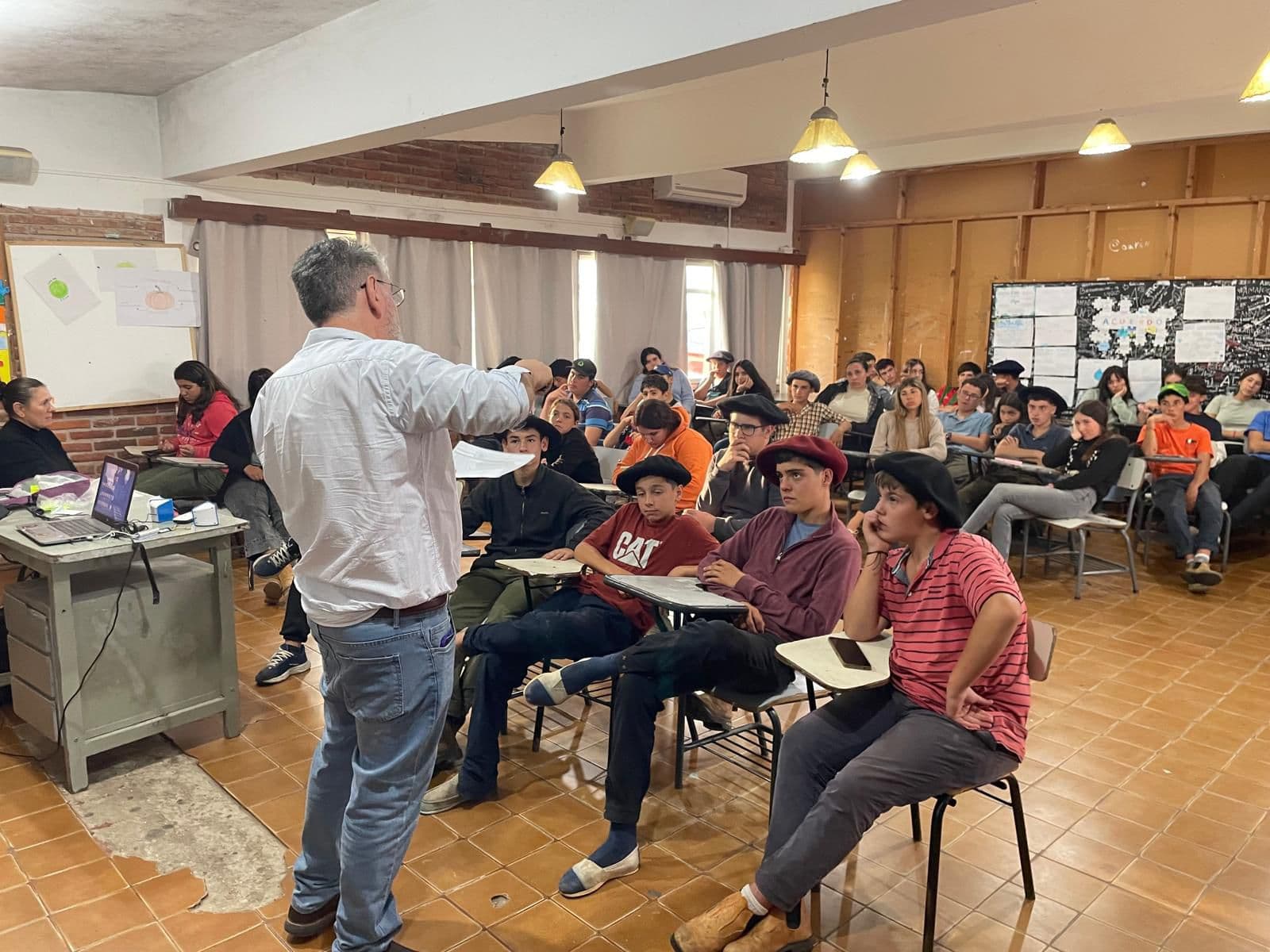 Intendencia impulsa cursos y charlas en instituciones educativas en el marco del Programa Mayo Amarillo