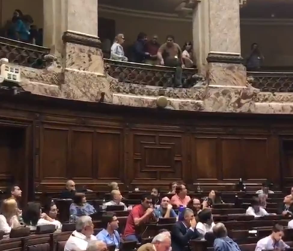 Gritos e insultos en el Parlamento