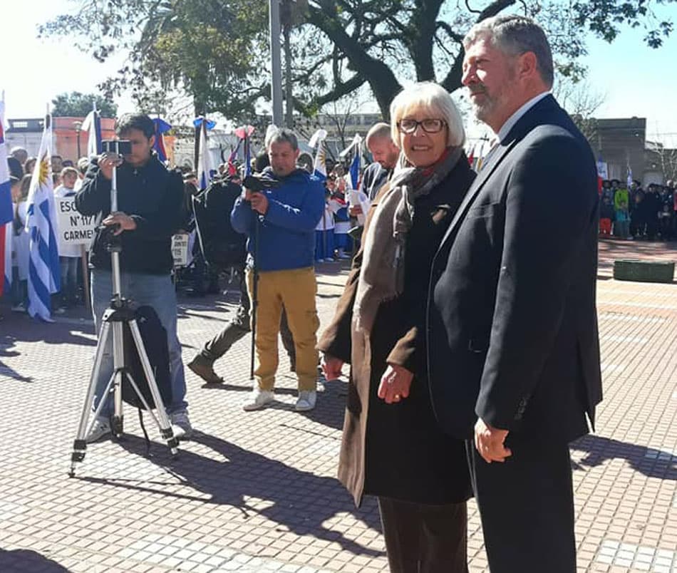 Acto del 25 en Carmelo