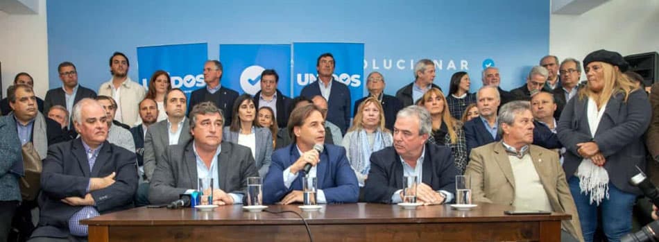 Unidos marca camino blanco