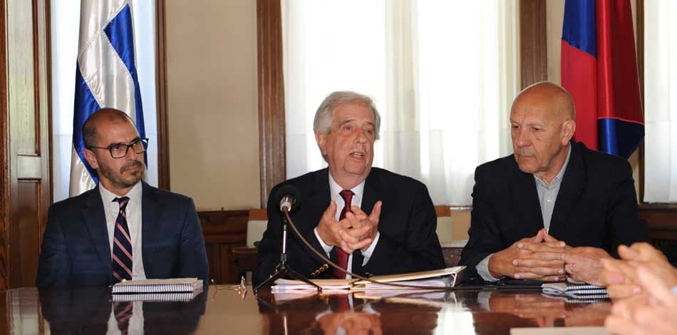 Vázquez entregó dos proyectos a Lacalle Pou