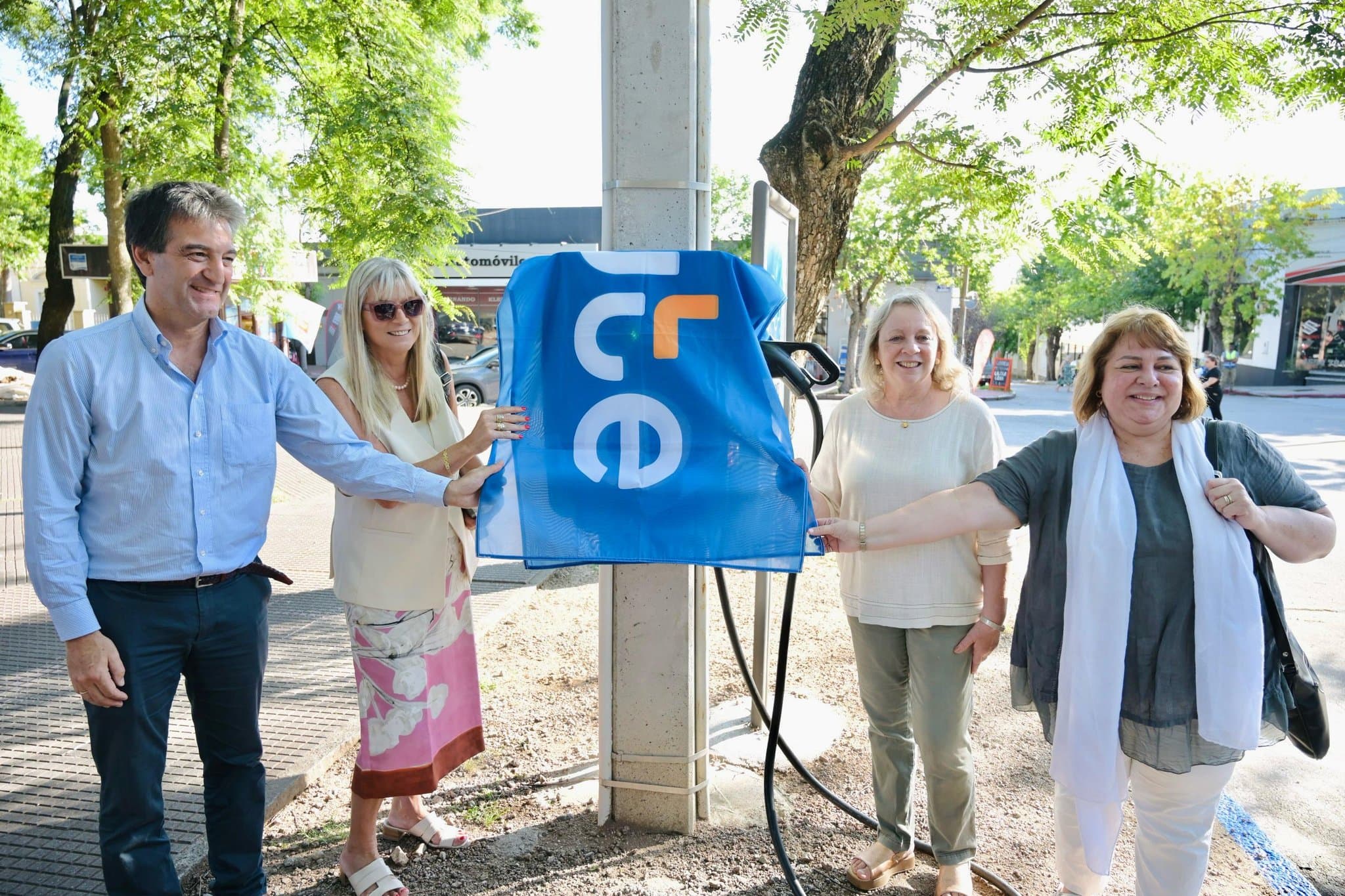 Inauguraron oficialmente el cargador para vehículos eléctricos en Nueva Helvecia