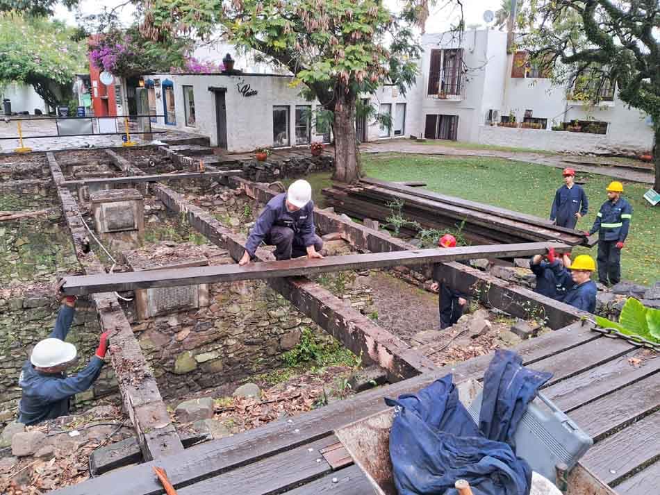 Conservar la historia: la Intendencia trabaja en la restauración del portón de campo de Colonia