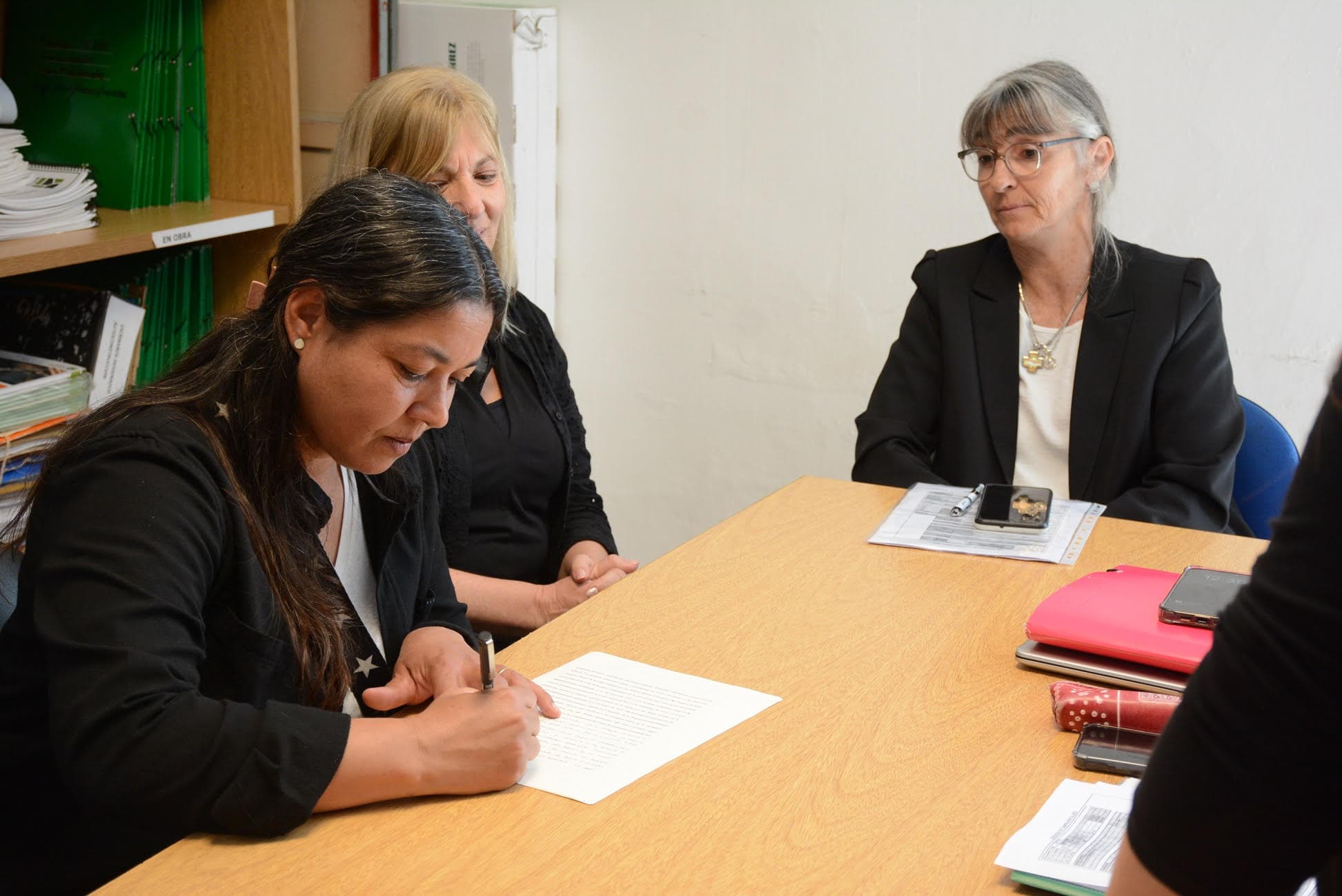 Primera escritura de vivienda para familia beneficiada del barrio La Estación de Rosario
