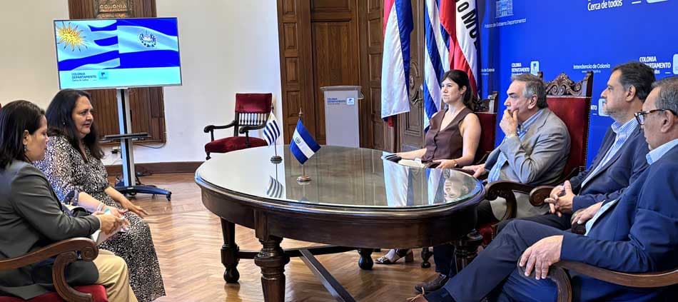 El Intendente Rodríguez se reunió con la Embajadora de El Salvador