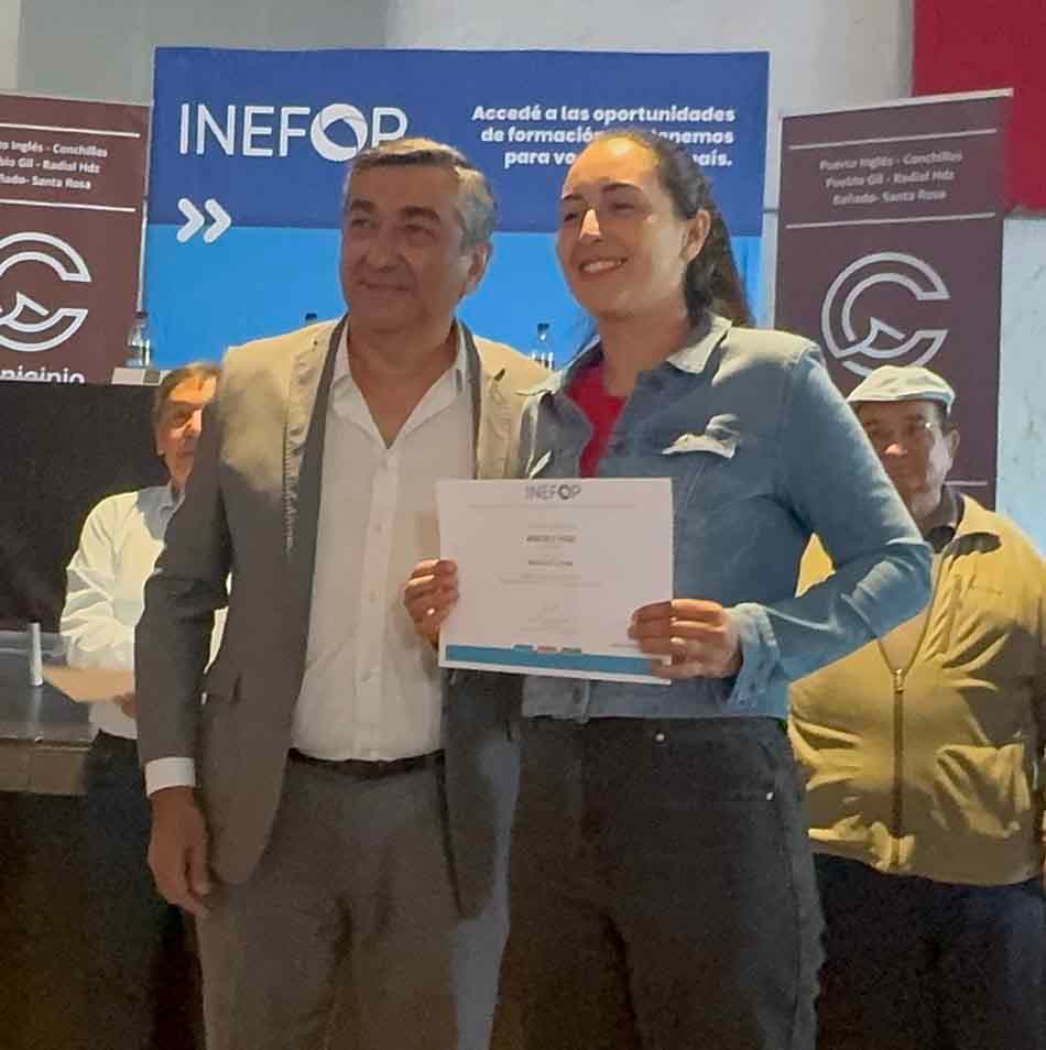 Entrega de certificados de capacitación en hotelería en Conchillas