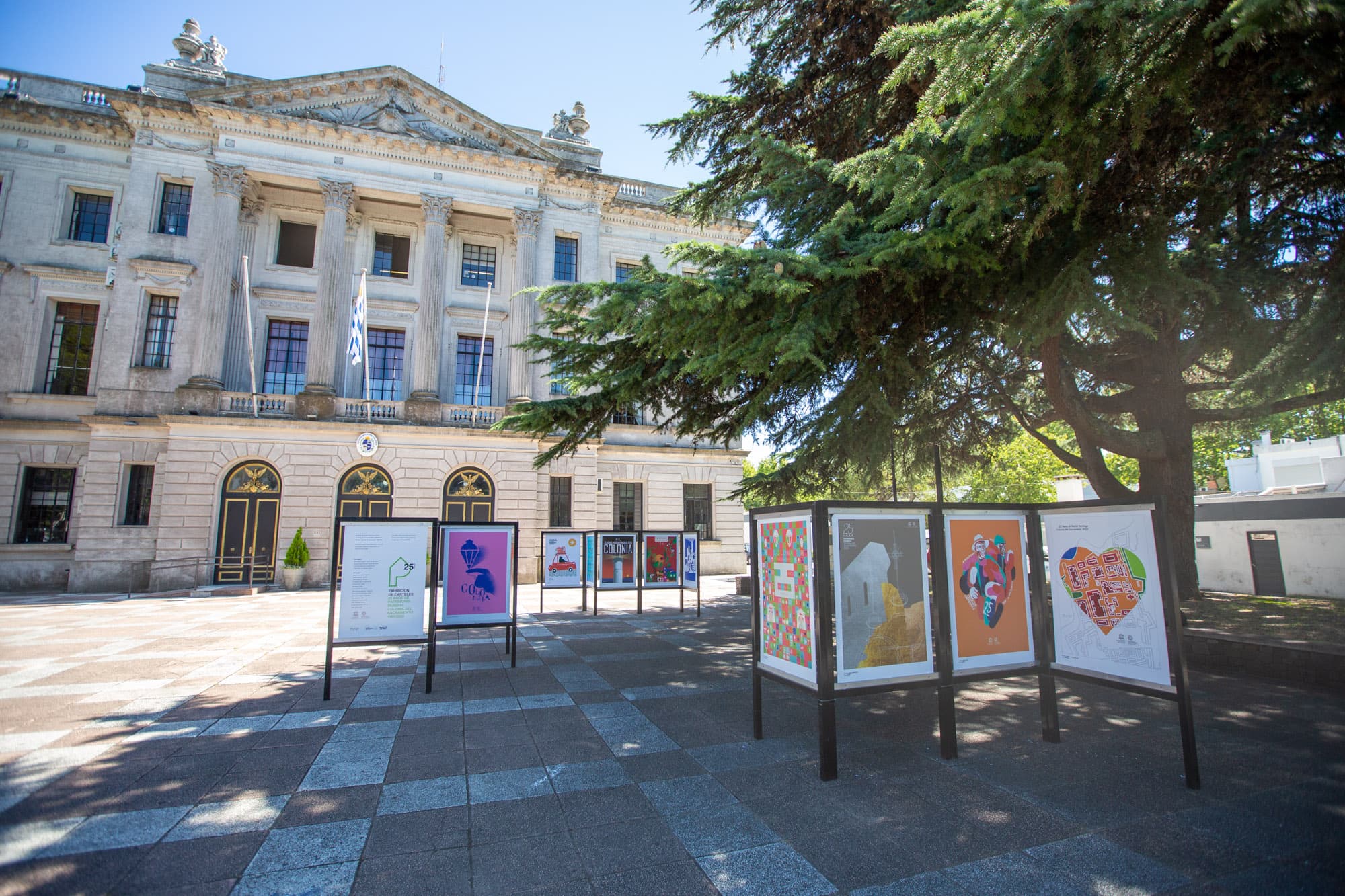 Exhibición de carteles en explanada de la Intendencia