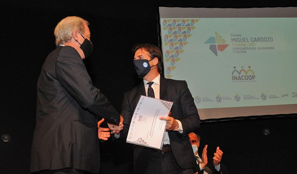 Presidente Lacalle Pou participó de la entrega de reconocimientos al movimiento cooperativo