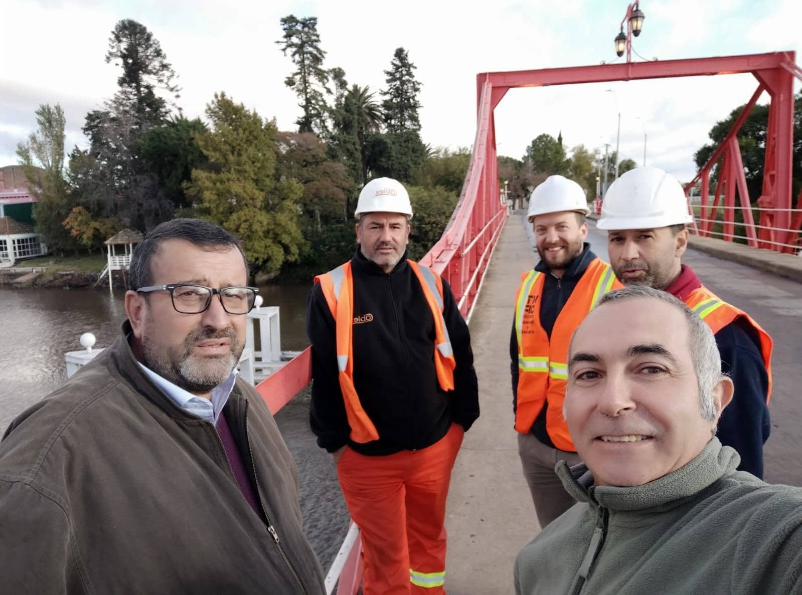Collazo y Fernández del MTOP en ajustes para aniversario del Puente en Carmelo