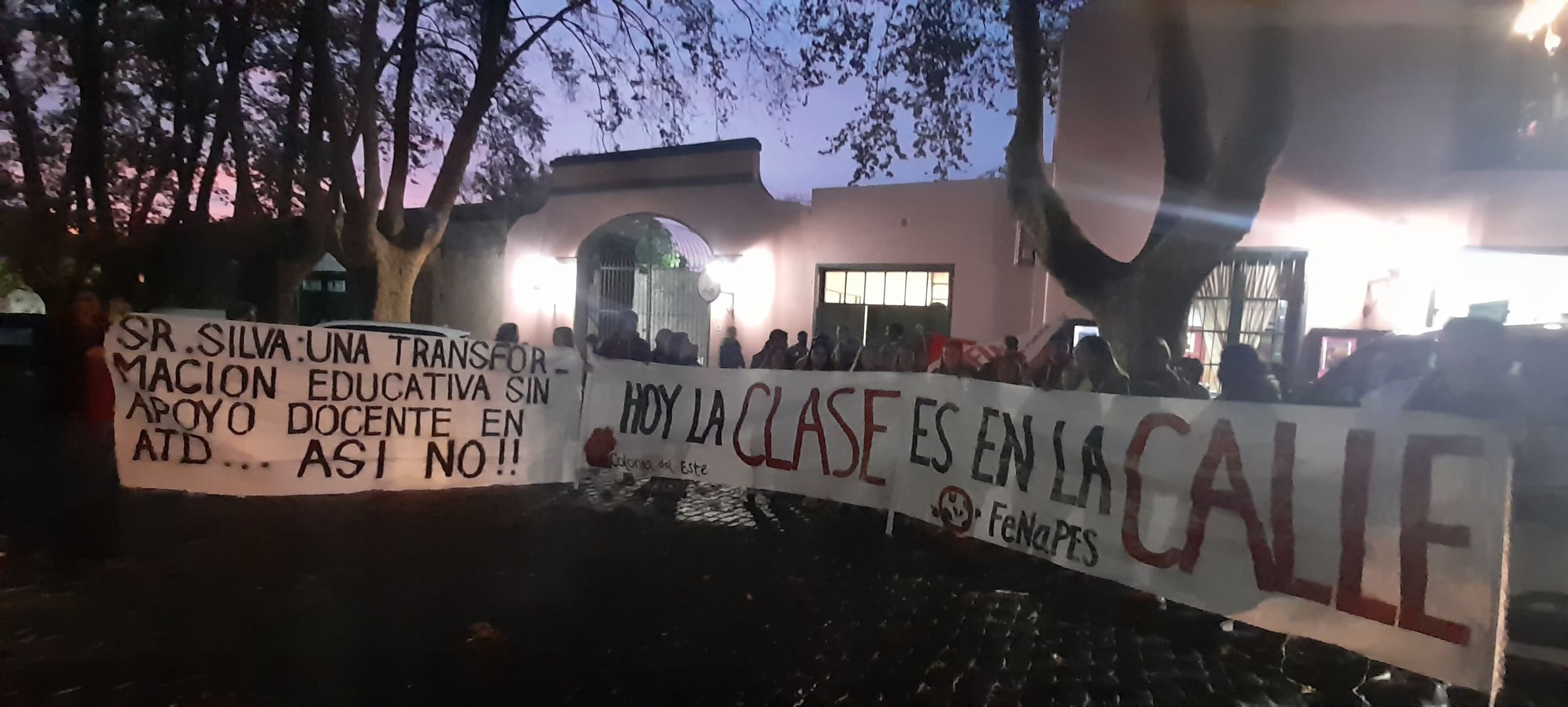 Colonia: Silva "Cara a cara" y FENAPES afuera con pancartas