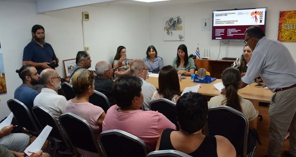 Llamadas en Colonia: se sortearon lugares de puestos de venta, comidas y bebidas