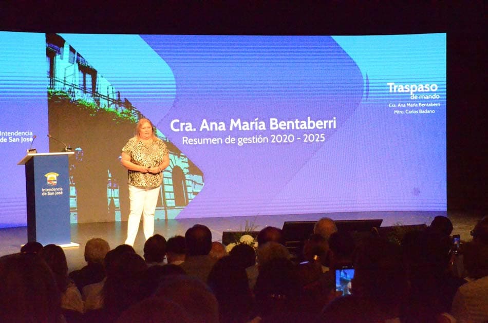 San José: Ana María Bentaberri dejó el cargo de intendente, asumiendo el Mtro. Carlos Badano