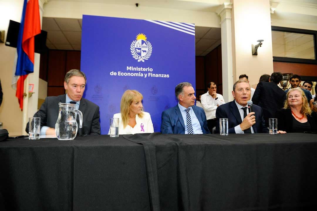 Oddone asumió como ministro de Economía y definió los tres pilares de su gestión