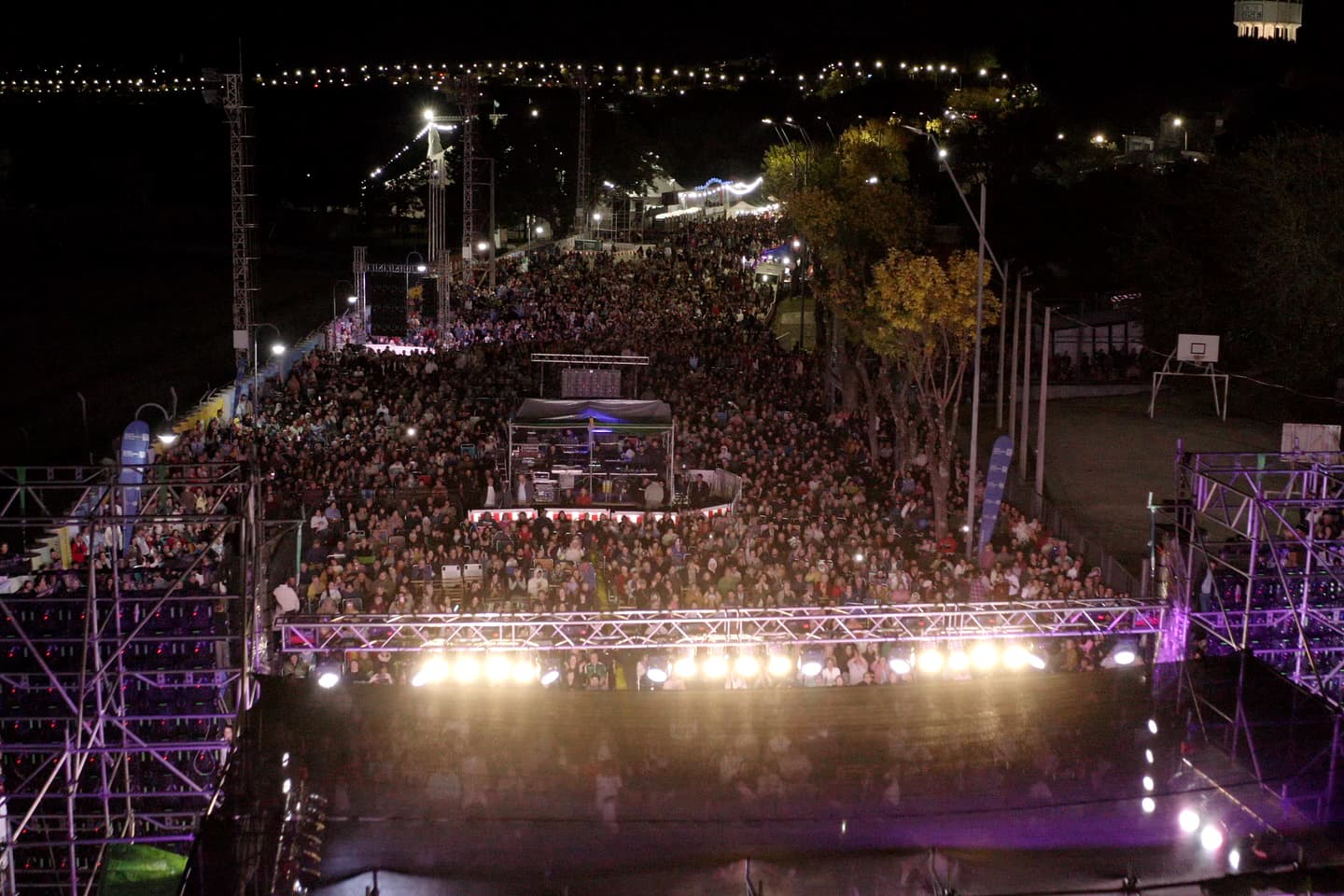 Multitudinaria convocatoria de Jorge Nasser y Los Nocheros en Colonia