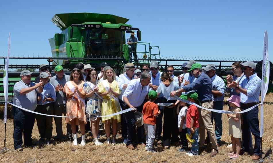 Intendente Rodríguez y el Presidente Orsi se inauguraron cosecha de cebada en Ombúes de Lavalle