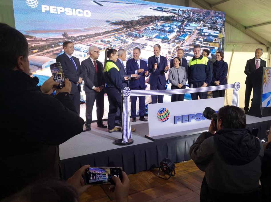 Colonia: Orsi participó en inauguración de planta de almacenamiento de bebidas